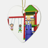 Cartoon kinderen op een speelplaats keramisch ornament (Links)