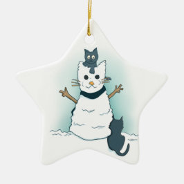 Cartoon Kittens die een kerstsneeuwkat maken Keramisch Ornament