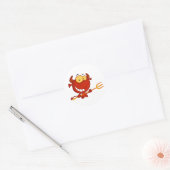Cartoon kleine duivel met hooivork ronde sticker (Envelop)