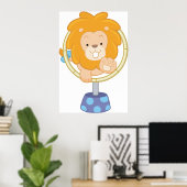 Cartoon Leeuw Springt Door Hoepel Poster (Thuiskantoor)