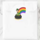 Cartoon leprechaun zit op een goudpot ronde sticker (Tas)