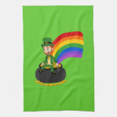 Cartoon leprechaun zit op een goudpot theedoek (Verticaal)