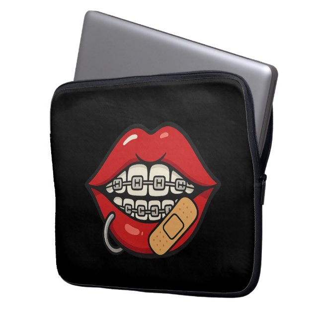 Cartoon Lips Sticker met Braces & Piercing Laptop Sleeve (Voorkant Links)