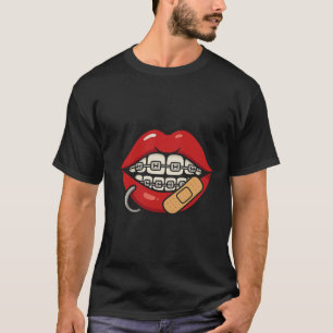 Cartoon Lips Sticker met Braces & Piercing T-shirt