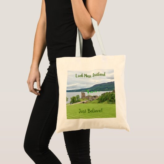 Cartoon Loch Ness Monster in Schotland gelooft het Tote Bag (Voorkant (product))
