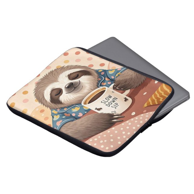 Cartoon luiaard met overdreven slaperige ogen laptop sleeve (Voorkant top)