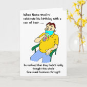 Cartoon Man Gezichtsmasker Bierblikje Verjaardag Kaart (Gele Bloem)