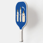 Cartoon met kutzend kaars pickleball paddle (Links)