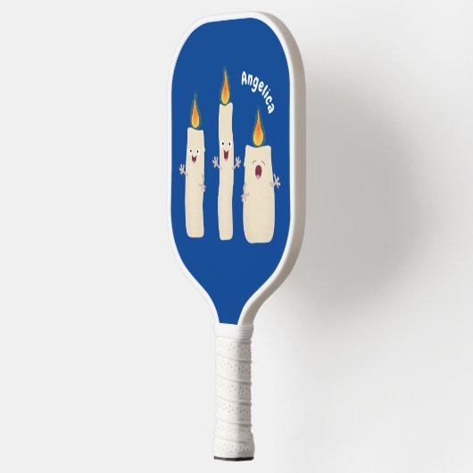 Cartoon met kutzend kaars pickleball paddle (Links)