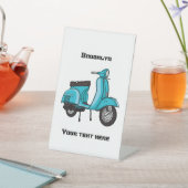 Cartoon motorfiets met motorbromfiets reclamebord met voetstuk (Insitu)