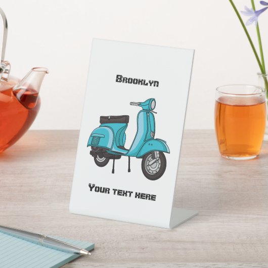 Cartoon motorfiets met motorbromfiets reclamebord met voetstuk (Insitu)