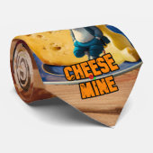 Cartoon Muis Verliefd op een plakje kaas op een Stropdas (Opgerold)