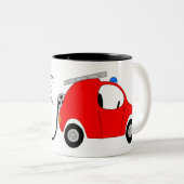 Cartoon of Fireman Holding His hose Tweekleurige Koffiemok (Voorkant rechts)