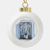 Cartoon olifant zit in een koelkast keramische bal ornament (Voorkant)
