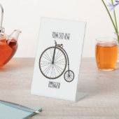 Cartoon op wiel met hoge wielaandrijving reclamebord met voetstuk (Insitu)