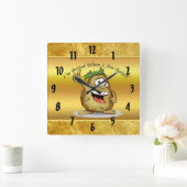 Cartoon personage aardappel met groen haar vierkante klok (Huis)