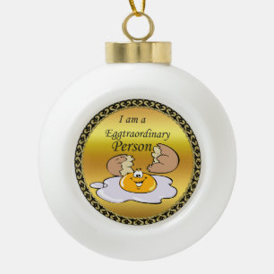 cartoon personage frituurde eicel met grote glimla keramische bal ornament
