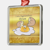 cartoon personage frituurde eicel met grote glimla metalen ornament (Links)