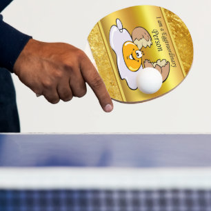 cartoon personage frituurde eicel met grote glimla tafeltennisbatje