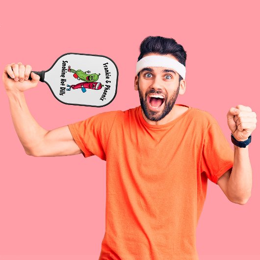 Cartoon Pickle en Pepper Pickleball Team Hot Dill Paddle