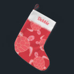 Cartoon roze Zee schildpad gepersonaliseerd Kleine Kerstsok<br><div class="desc">Schattigee roze kerstkous bedrukt met cartoon zeeen schildpadden,  en ruimte om uw eigen naam toe te voegen. Prachtige kerstkous voor liefhebbers van oceaan,  zee en schildpad.</div>