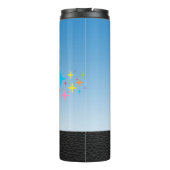 Cartoon seagull vliegt over kop met een blauwe luc thermosbeker (Achterkant)