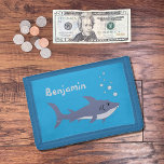 Cartoon Shark Kind Blue Wallet Drievoud Portemonnee<br><div class="desc">Een schattige blauwe portemonnee voor kinderen met de afbeelding van een zwemende cartoon haai. Maakt een geweldige geschenk voor jongens of meisjes. Pas het met een naam aan als u wenst,  gebruikend de verstrekte sjabloon. © ArianeC Illustraties-Alle rechten voorbehouden</div>