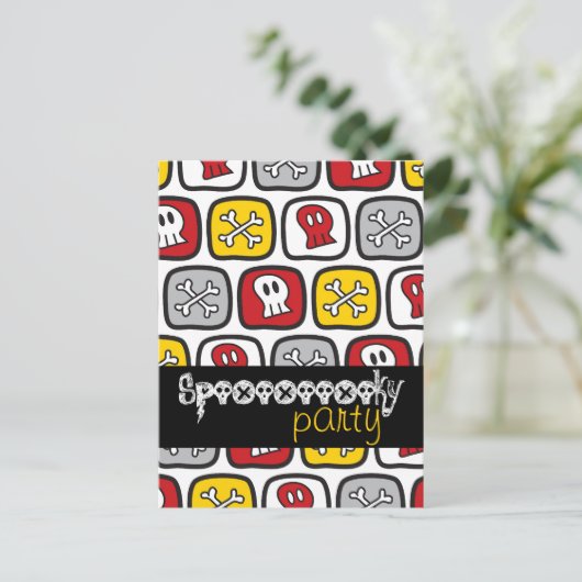Cartoon Skulls & Botten Pattern Halloween Party Uitnodiging Briefkaart (Staand voorkant)