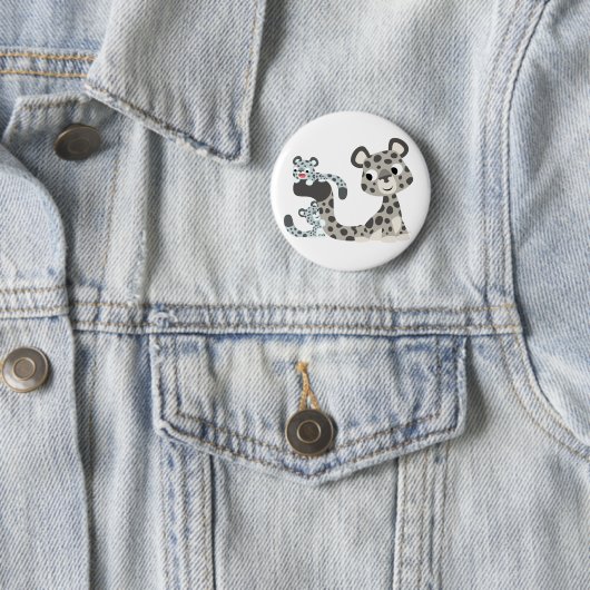 Cartoon Snow Leopard en Cubs Button Badge (In situ)