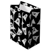 Cartoon Spooky spook met zwarte achtergrond Medium Cadeauzakje (Voorkant Gekanteld)