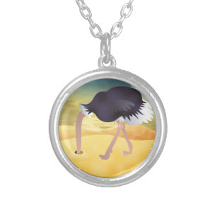 Cartoon struisvogels met kop in zand zilver vergulden ketting
