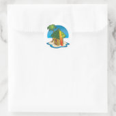 Cartoon Tiki Hut met Surfboard en Palm Ronde Sticker (Tas)