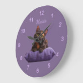 Cartoon Tortoiseshell Kitten op Paarse Kussen Grote Klok (Hoek)