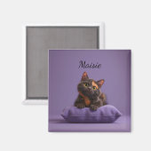 Cartoon Tortoiseshell Kitten op Paarse Kussen Magneet (Voorkant / Achterkant)