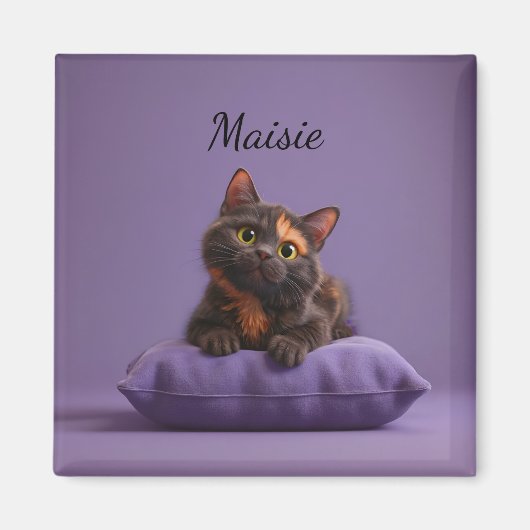 Cartoon Tortoiseshell Kitten op Paarse Kussen Magneet (Voorkant)