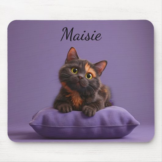 Cartoon Tortoiseshell Kitten op Paarse Kussen Muismat (Voorkant)