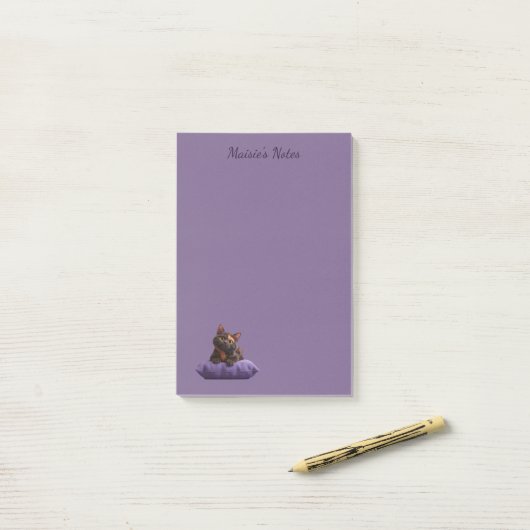 Cartoon Tortoiseshell Kitten op Paarse Kussen Post-it® Notes (Op bureau)