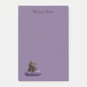 Cartoon Tortoiseshell Kitten op Paarse Kussen Post-it® Notes