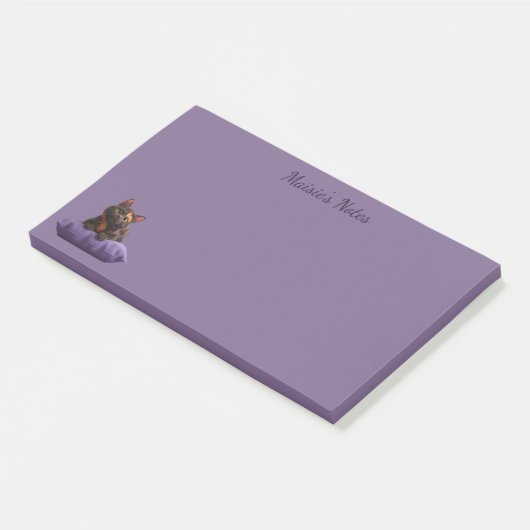 Cartoon Tortoiseshell Kitten op Paarse Kussen Post-it® Notes (Schuin)