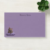 Cartoon Tortoiseshell Kitten op Paarse Kussen Post-it® Notes (Kantoor)