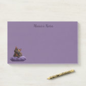 Cartoon Tortoiseshell Kitten op Paarse Kussen Post-it® Notes (Op bureau)