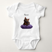 Cartoon Tortoiseshell Kitten op Paarse Kussen Romper (Voorkant)