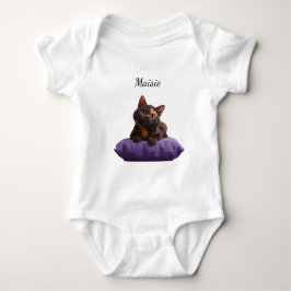 Cartoon Tortoiseshell Kitten op Paarse Kussen Romper