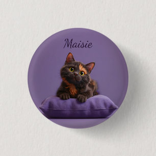 Cartoon Tortoiseshell Kitten op Paarse Kussen Ronde Button 3,2 Cm