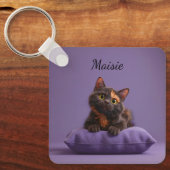 Cartoon Tortoiseshell Kitten op Paarse Kussen Sleutelhanger (Voorkant)