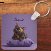Cartoon Tortoiseshell Kitten op Paarse Kussen Sleutelhanger (Achterkant)