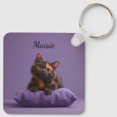Cartoon Tortoiseshell Kitten op Paarse Kussen Sleutelhanger (Achterkant)