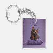 Cartoon Tortoiseshell Kitten op Paarse Kussen Sleutelhanger (Voorkant Links)
