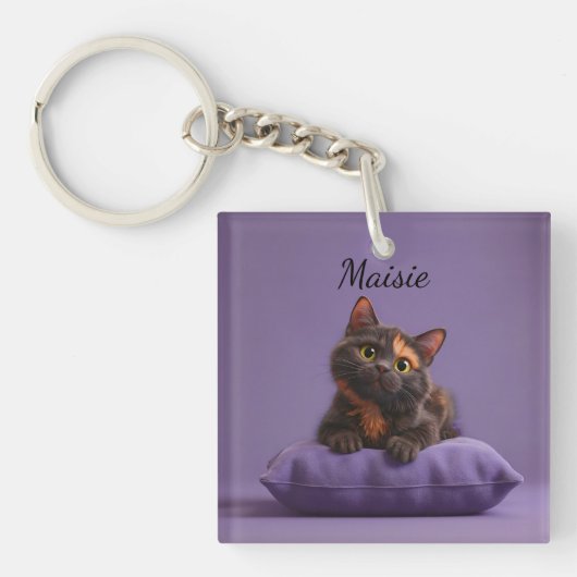Cartoon Tortoiseshell Kitten op Paarse Kussen Sleutelhanger (Voorkant)