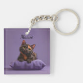 Cartoon Tortoiseshell Kitten op Paarse Kussen Sleutelhanger (Achterkant)
